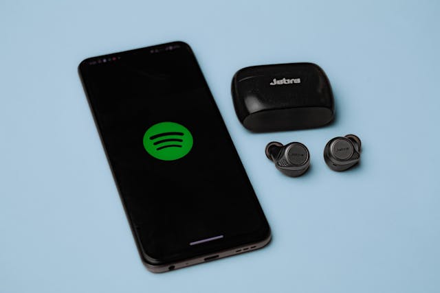 Smartphone op Spotify en AirPods